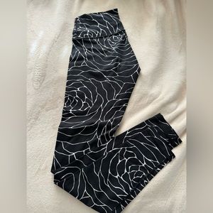 Lululemon Black Rose Leggings - rare - 6 - high rise